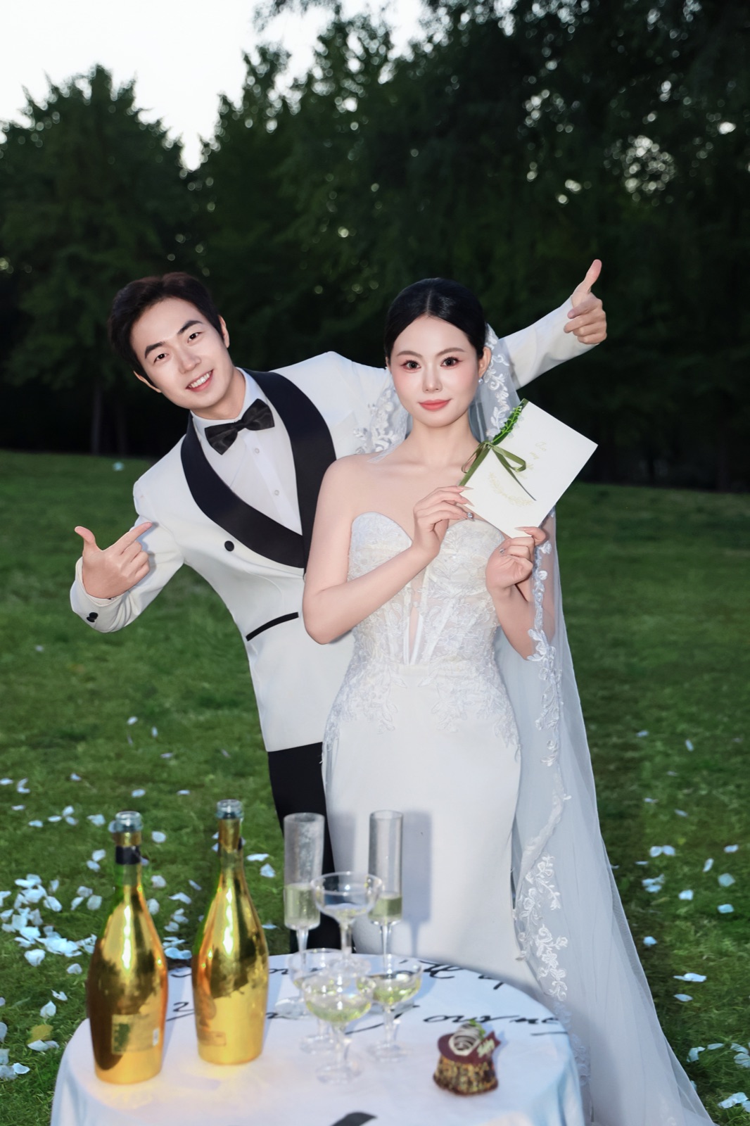汪汪与燕燕在草坪上身穿婚礼礼服