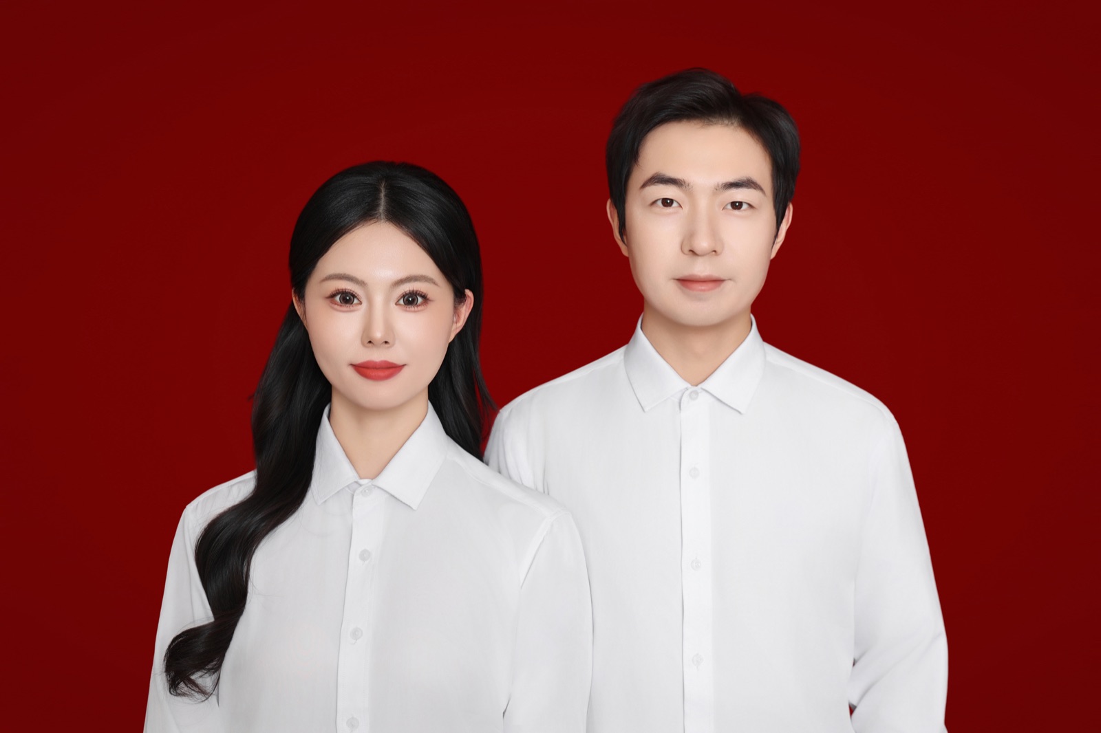 汪汪与燕燕的红底合照